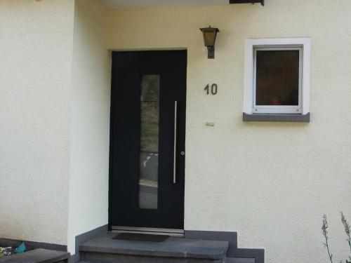 a black door on the side of a house at Ferienwohnung Morgen in Valwig