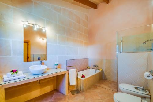 a bathroom with a tub and a sink and a toilet at Ideal Property Mallorca - Can Ribas in Can Picafort
