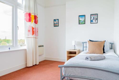 um quarto com uma cama e uma janela em Private Parking Central With Roof Terrace em Wolverhampton
