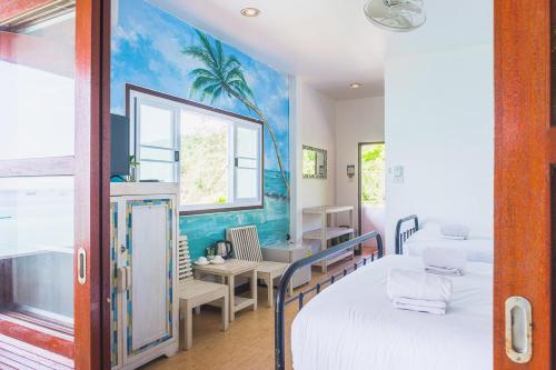 龜島的住宿－Hydronauts Diving Resort - Koh Tao，客房设有两张床和一张书桌
