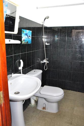 a bathroom with a toilet and a sink at Blumarine Guest House in Negombo