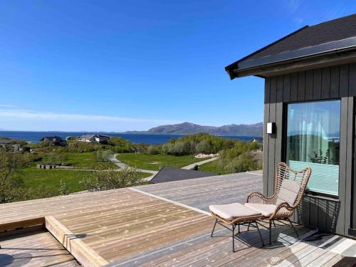 um deque com duas cadeiras no topo de uma casa em Sea & Sky Vestfjord Panorama em Lodingen