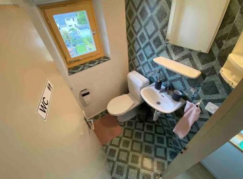 a small bathroom with a toilet and a sink at Bom descanso in Ennenda