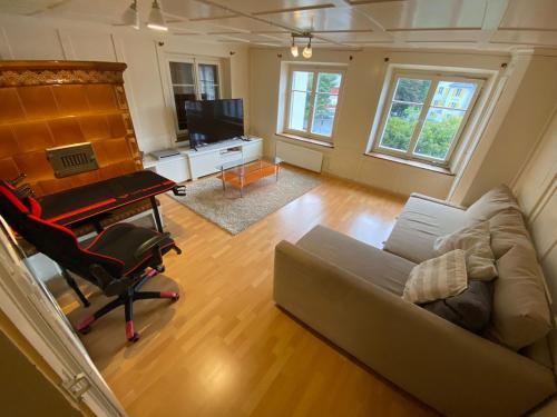 ein Wohnzimmer mit Sofa und Klavier in der Unterkunft Bom descanso in Ennenda