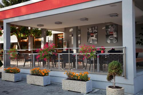 a restaurant with some flowers in front of it at Motel Skalka in Radola