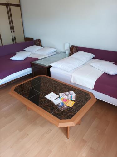 Pokój z 2 łóżkami i stolikiem kawowym w obiekcie Studio apartman Lucija w mieście Novi Zagreb