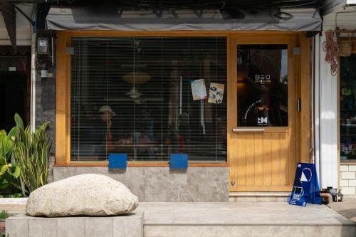 チェンマイにあるBed Addict Hostelの窓付きの建物の玄関