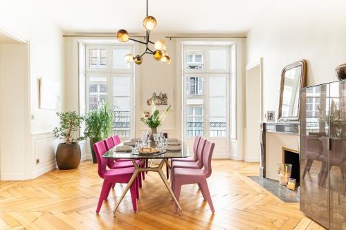 une salle à manger avec une table et des chaises violettes dans l'établissement Le Crébillon - Splendide appartement de 204m2, à Nantes