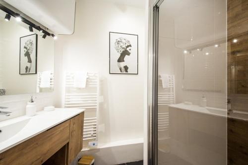 une salle de bain avec une douche, un lavabo et une baignoire dans l'établissement Le Petit Capitole - Studio rénové à 2 pas du Capitole, à Toulouse