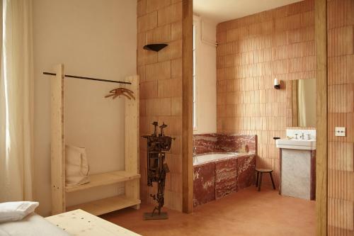 ein Badezimmer mit einer Badewanne und einem Waschbecken in der Unterkunft CHB - Château de la Haute Borde in Rilly-sur-Loire