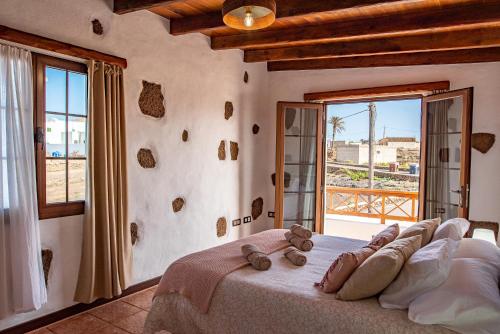 a bedroom with a bed with teddy bears on it at Casa Tilama in Tinajo