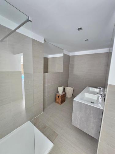 W łazience znajduje się umywalka i prysznic. w obiekcie Nosotros Luxury Villa w mieście Los Cristianos