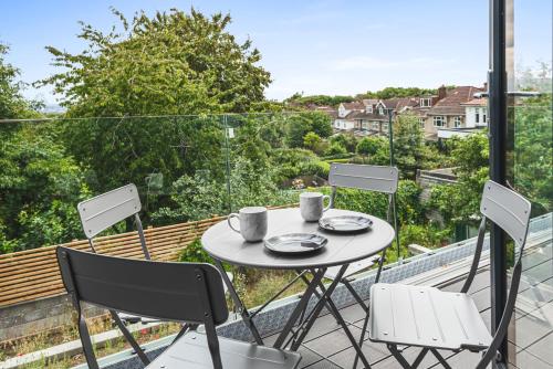 d'une table et de chaises sur un balcon avec vue. dans l'établissement Redland Green Apartments by MyCityHaven, à Bristol