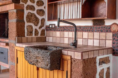 uma cozinha com um lavatório e uma bancada em Casa Tilama em Tinajo