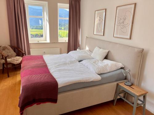 Una cama en una habitación pequeña con ventana. en Grafenburg, Residenz Bayern, en Kiefersfelden