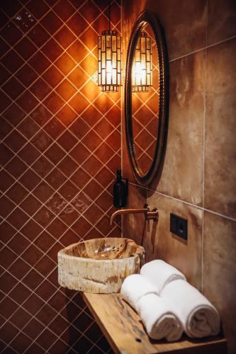 a bathroom with a sink and a mirror and towels at Hajé Nieuwegein in Nieuwegein