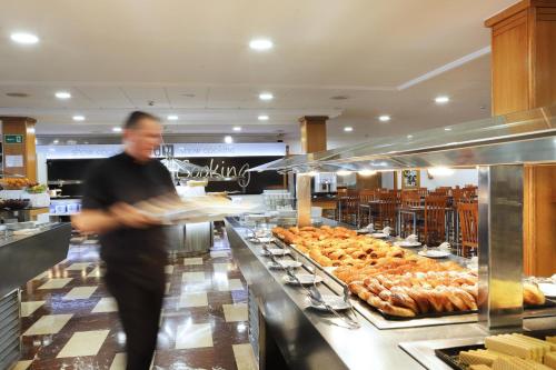 Comida en o cerca de este hotel