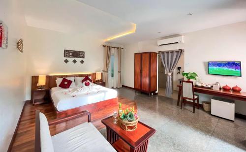 um quarto de hotel com uma cama e uma secretária em Indra Angkor Residence em Siem Reap