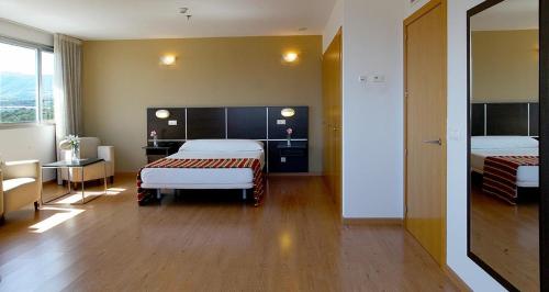 Una habitación de hotel con dos camas y una ventana. en La Estación, en Benidorm