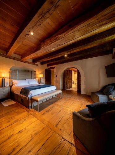 - une grande chambre avec un lit et un canapé dans l'établissement Château de Belet, à Saint-Aquilin