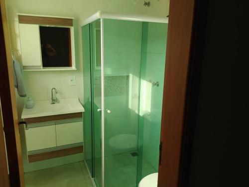 Bathroom sa Apto com 3 quartos,1 vaga garagem e quintal