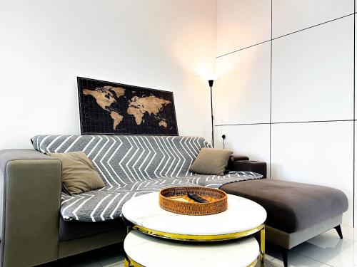 GeorgetownBeacon Executive Suite with SkyPool 3BR 9pax Georgetown Penang的带沙发和桌子的客厅