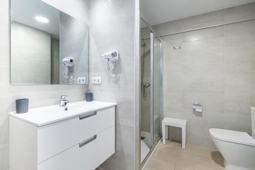 La salle de bains est pourvue de toilettes, d'un lavabo et d'une douche. dans l'établissement Santa Margarita Deluxe 14-B Levante Beach, à Benidorm