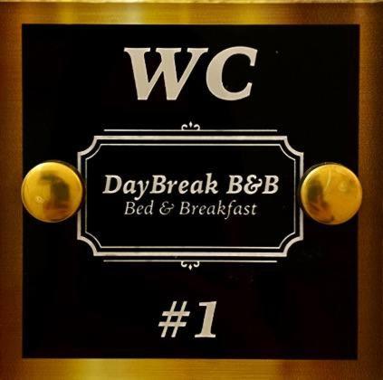 Certificado, premio, señal o documento que está expuesto en DayBreak B&B