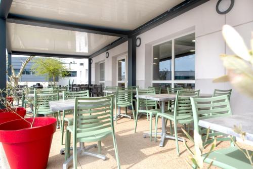 Un restaurante o sitio para comer en B&B HOTEL Cholet Nord