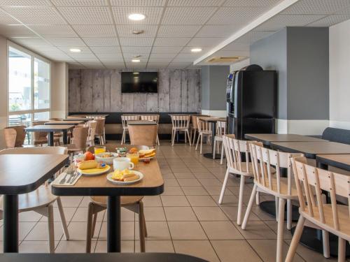 Comida en o cerca de este hotel