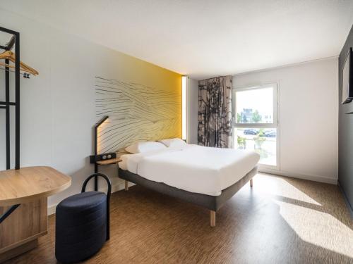 Ліжко або ліжка в номері B&B HOTEL Cholet Nord