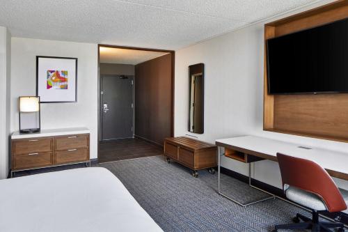 Μια τηλεόραση ή/και κέντρο ψυχαγωγίας στο Courtyard by Marriott Detroit Downtown