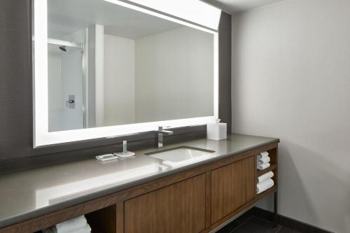 Ένα μπάνιο στο Courtyard by Marriott Detroit Downtown