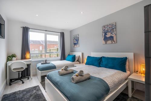 1 dormitorio con 2 camas con animales de peluche en isimi Luxurious House Newcastle 