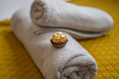 einem Cupcake, der auf einem Handtuch sitzt in der Unterkunft isimi Luxurious House Newcastle 