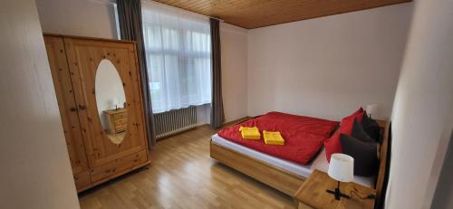 Habitación pequeña con cama y ventana en Ferienwohnung Nani, en Kleines Wiesental