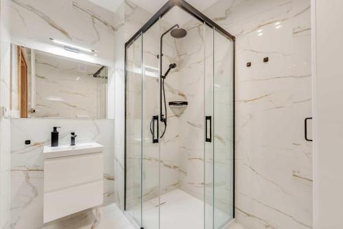 a bathroom with a shower and a sink at Apartament Laguna Beskidów 88 przy Jeziorze Żywieckim - Dream Apart in Zarzecze