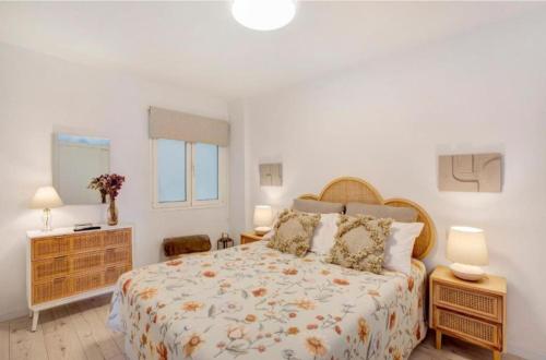 1 dormitorio con 1 cama grande y 2 mesitas de noche en Salitre Suite Tamara, en Tacoronte