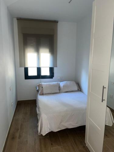 - une petite chambre avec un lit et une fenêtre dans l'établissement Casa Rural 2 en un Fantástico Legado, à Alfacar