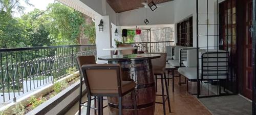 uma varanda com um bar com cadeiras e uma mesa em Bungalow 25Ksqft 7 rooms em Kuala Lumpur