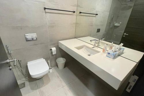 Ett badrum på Cloud9 Waterfront Luxury Condo