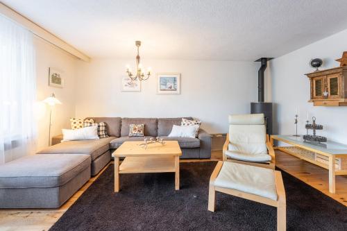 ein Wohnzimmer mit einem Sofa und einem Tisch in der Unterkunft LAAX Homes - Casa Gronda 2 in Laax