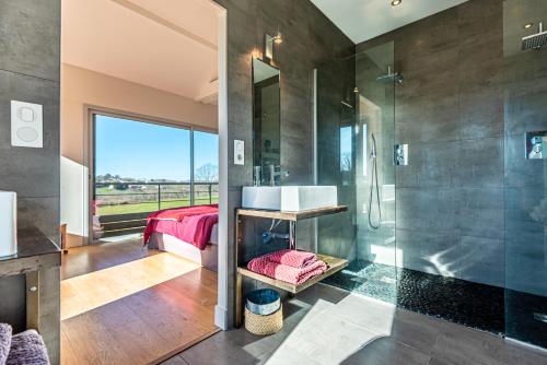 ein Bad mit einer Dusche und einer Glasduschkabine in der Unterkunft VILLA ARCANGUES in Arcangues