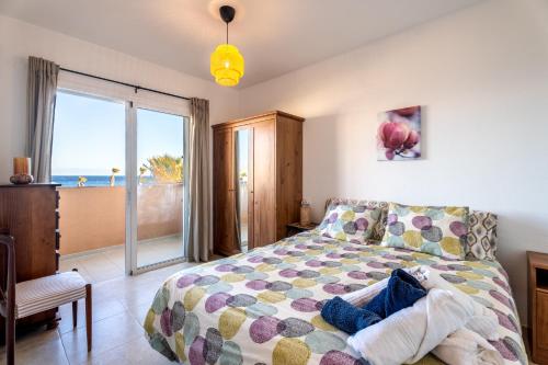 um quarto com uma cama e vista para o oceano em San Borondón Sunset Apartment em Puertito de Güímar