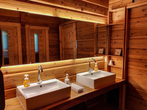 2 lavabos en un baño con paredes de madera en Shimanologhouse - Vacation STAY 41662v en Iki