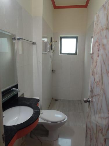 GALAXY Rs HOTEL في بنوم بنه: حمام مع مرحاض ومغسلة ودش