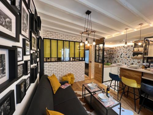 un salon avec un canapé et une cuisine dans l'établissement Appartement Montmartre Sacré Cœur, à Paris