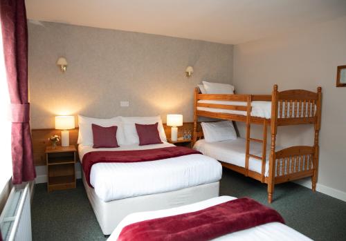 Habitación de hotel con 2 camas y 1 litera en Sliabh Beagh Hotel en Monaghan