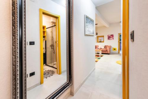 ein großer Spiegel im Flur eines Hauses in der Unterkunft Apartman Paulina in Rovinj