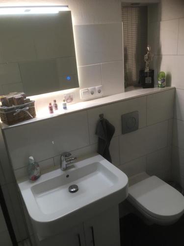 Bilik mandi di Ferienwohnung Kofferfisch